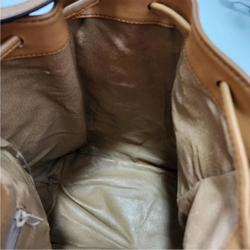 Gucci Tan Bucket Bag with Coin Pouch - Picture 6 of 8